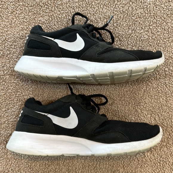 Nike Women’s Kaishi Running Shoes Black/White - Size 8 - Picture 1 of 9